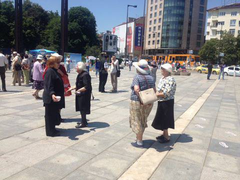 Иван Колев-Златния: Наемат се статисти и за митинги, и за избори. Но на НДК не съм пращал