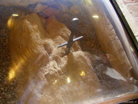 На кого принадлежи мечът Екскалибур?