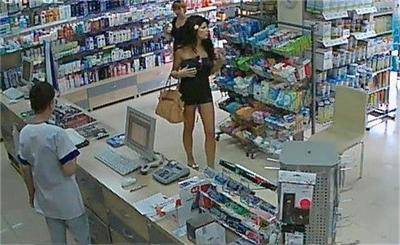 Виж как дългокрака брюнетка по шорти обира аптека в Бургас