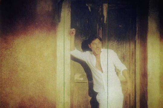 Миро обикаля Рим в новия си клип