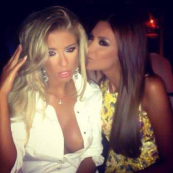 Андреа пак показа гърдите си