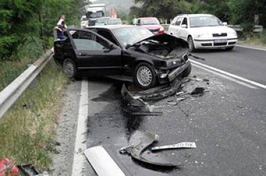 Камион помля 4 коли край Кресна