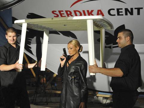 Гентиана Халити по татуировки и пищов в първата „жива“ фотосесия на Playboy (Снимки)