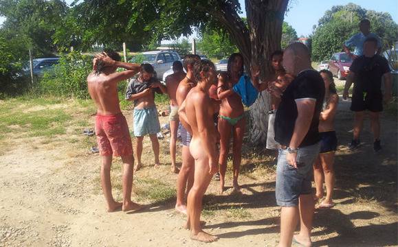 Пияни младежи вилняха голи на плажа в Иракли