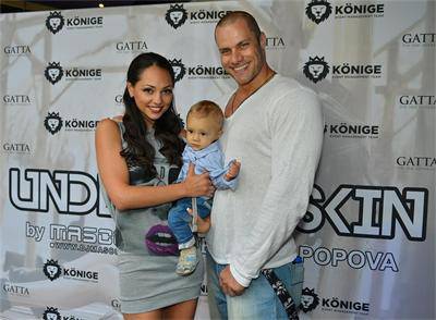 Веселина Попова заведе сина си на светско парти