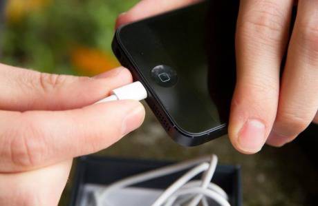 iPhone 5 уби човек от токов удар