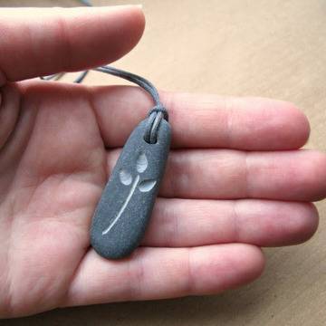 Миниатюрни гравюри върху камъни