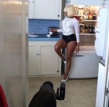 Ники Минаж показа дупето си на света