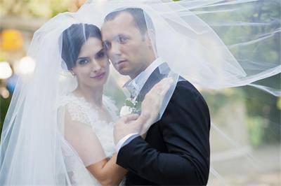 Адреналинката Жана се омъжи в рокля – реплика на модел на Ели Сааб