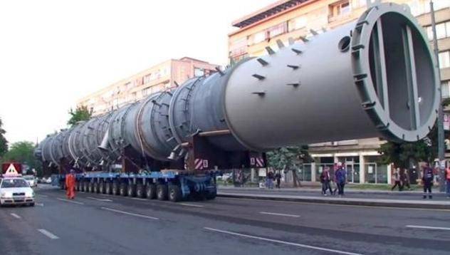 Гигантски товари пъплиха по улиците на Бургас до „Лукойл“ (видео)