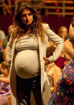 Пенелопе Крус показа гигантския си бременен корем