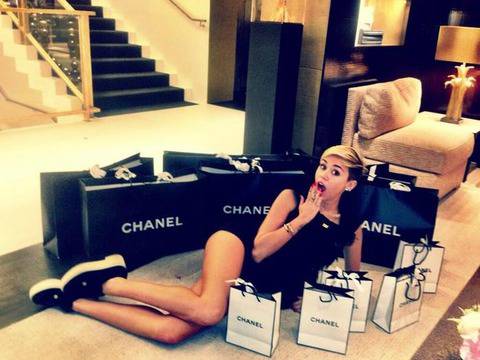 Майли Сайръс се къпе в Chanel