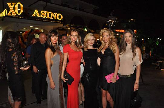 Секссимволите Асдис Ран, Мария Илиева и Десислава на откриване на ХО казино