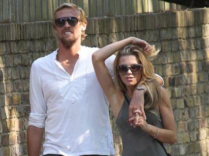 Аби и Питър на романтична разходка (снимки)