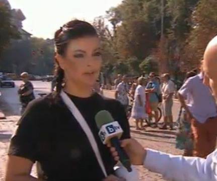 Битата от протестиращите полицайка с извадено рамо и синини по тялото