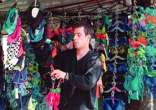 Евтини бански заливат пазара в Пазарджик