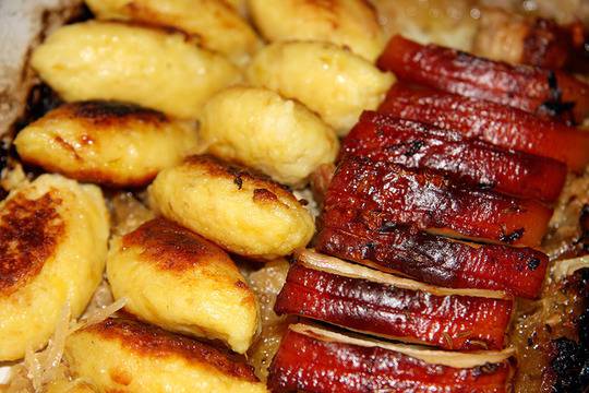 Печени пресни картофи с кренвирши