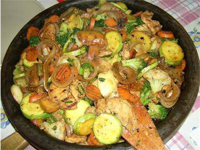 Пилешко с горски гъби на сач