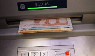 Можем ли да излъжем банкомата да ни даде повече пари?