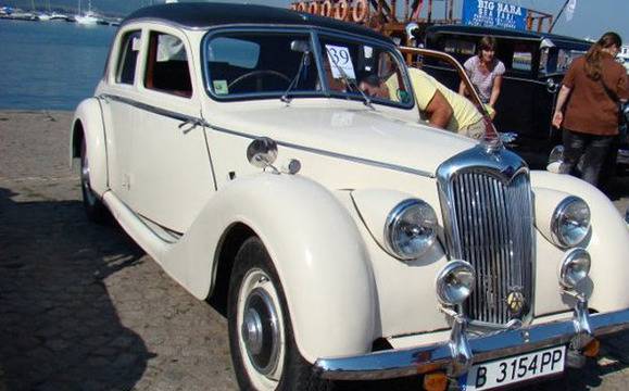 Ретро автомобили от цялата страна на парад в Поморие