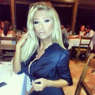 Ужаси Facebook! Андреа напомпа устни до пръсване! (СНИМКИ)