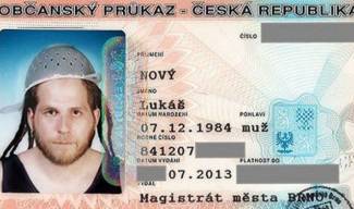 Чех се снима за лични документи с гевгир на главата