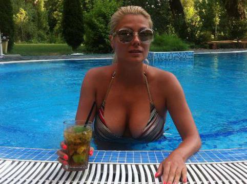 Венета Райкова показа пищни прелести (СНИМКИ)