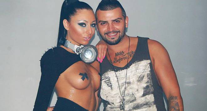 Гола диджейка миксира на плажа