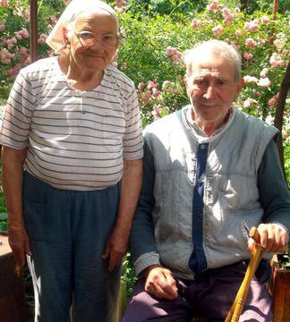 95-годишният дядо Еленко: Децата ни се разбягаха, но ние с баба Ленче си оставаме в Крачимир, при корена