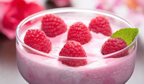 Желирано кисело мляко с малини