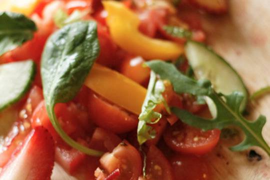 Салата от чери домати с ягоди здравословно