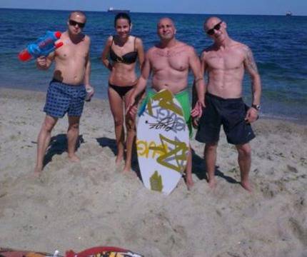 Мишо Шамара изтипоса жена си по бански във Facebook! (СНИМКИ)