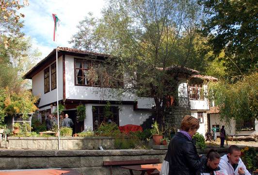 Запуснат паркинг в Айтос става зелен рай към Генгер