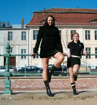 УАУ! Колко е високо това момиче?