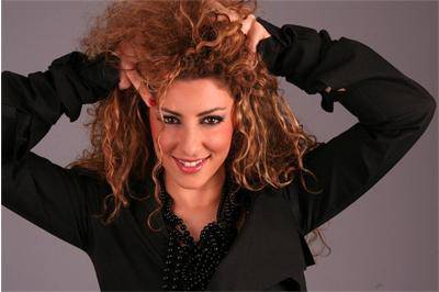 Нора Караиванова не излиза на сцена без перце, подарък от гаджето й