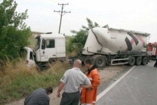 Линейка и циментовоз са се сблъскали на АМ „Хемус“