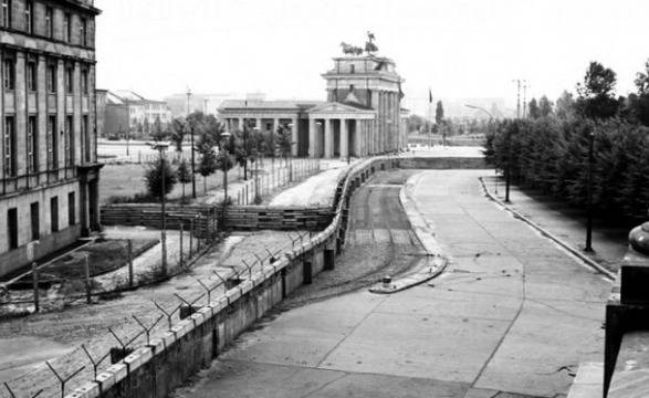 Преди 52 години комунистите издигнаха Берлинската стена
