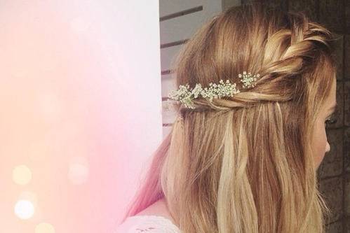 Прическа с истински флорални мотиви