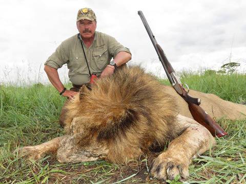 Издирваният от „Интерпол“ Коце Маца на лов в Танзания с протеже на ГЕРБ