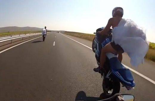 Булки на мотори летят на една гума към морето (ВИДЕО)