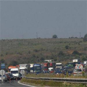 Камион изгоря на АМ „Хемус“, движението е затруднено 1036