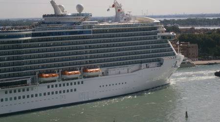 Големият кораб минава