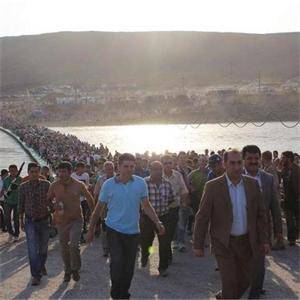 Море от сирийски бежанци залива Ирак 1672