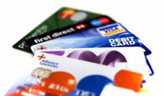 Мъж пазарува с чужди дебитни карти