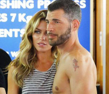 Аби Крауч се забавлява с голи мъже на работа (снимки)