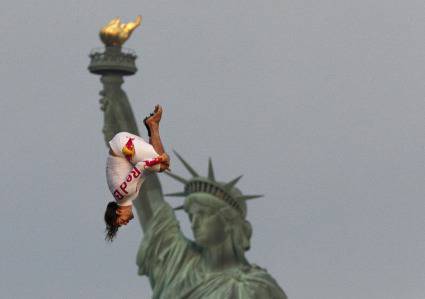 Колумбийският гмуркач прави "скок на свободата“ пред Статуята на свободата в Манхатън