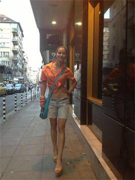 Виолета Марковска с гол пъп в центъра на София