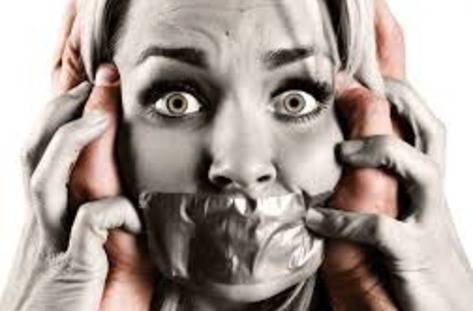 Милионер водил бременната си съпруга с каишка за куче