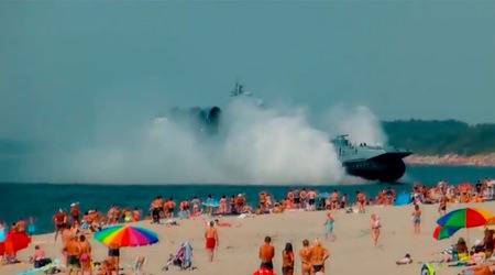 Руски кораб акостира на плаж с хора