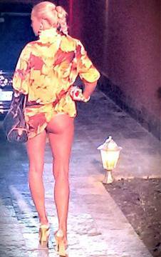 Камелия си показа дупето